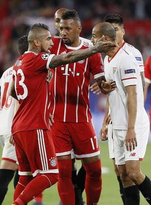 Bayern Munich s and Sevilla s players argue during the UEFA Champions League quarter-final first leg match between Sevilla FC and Bayern Munich at the Ramon Sanchez-Pizjuan stadium in Seville, Spain, 03 April 2018. Sevilla FC vs. Bayern Munich !ACHTUNG: NUR REDAKTIONELLE NUTZUNG!  Copyright: xJosexManuelxVidalx SEV09 20180403-636583881576227175