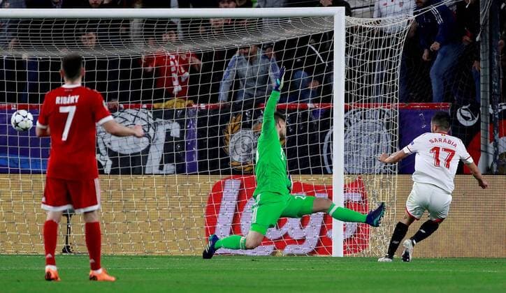 Sevilla s Pablo Sarabia (R) scores the first goal against Bayern Munich s goalkeeper Sven Ulreich during the UEFA Champions League quarter-final first leg match between Sevilla FC and Bayern Munich at the Ramon Sanchez-Pizjuan stadium in Seville, Spain, 03 April 2018. Sevilla FC vs. Bayern Munich !ACHTUNG: NUR REDAKTIONELLE NUTZUNG!  Copyright: xJulioxMunozx SEV11 20180403-636583882820139320