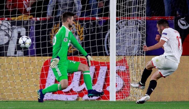 Sevilla s Pablo Sarabia (R) scores the first goal against Bayern Munich s goalkeeper Sven Ulreich during the UEFA Champions League quarter-final first leg match between Sevilla FC and Bayern Munich at the Ramon Sanchez-Pizjuan stadium in Seville, Spain, 03 April 2018. Sevilla FC vs. Bayern Munich !ACHTUNG: NUR REDAKTIONELLE NUTZUNG!  Copyright: xJulioxMunozx SEV12 20180403-636583882837326927