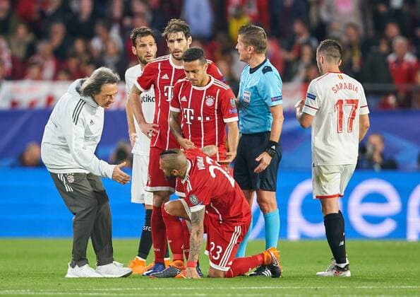 Arturo VIDAL FCB 23 Dr Hans Wilhelm Müller Wohlfahrt FCB Team doctor Injury Sprain Strain Tape Bandage Bandage Wound Injury Ice Pressure Compression Compression Association FC SEVILLA FC BAVARIA MUENCHEN Quarterfinal First leg Football UEFA Champions League Sevilla Spain 03 04 2018 CL Season 2017 2018 FCB