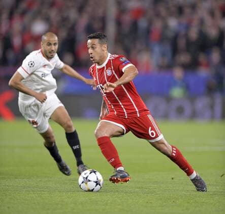 03 04 2018 Football UEFA Champions League 2017 2018 Quarter-finals FC Sevilla FC Bayern Munich in the stadium Ramon Sanchez Pizjuan Sevilla Spain re Thiago Bayern Munich on the ball