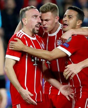 Bayern Munich s Franck Ribery, Joshua Kimmich (C) and Thiago Alcantara (R) jubilate the tie goal during the UEFA Champions League quarter-final first leg match between Sevilla FC and Bayern Munich at the Ramon Sanchez-Pizjuan stadium in Seville, Spain, 03 April 2018. Sevilla FC vs. Bayern Munich !ACHTUNG: NUR REDAKTIONELLE NUTZUNG!  Copyright: xJulioxMunozx SEV13 20180403-636583891188347695