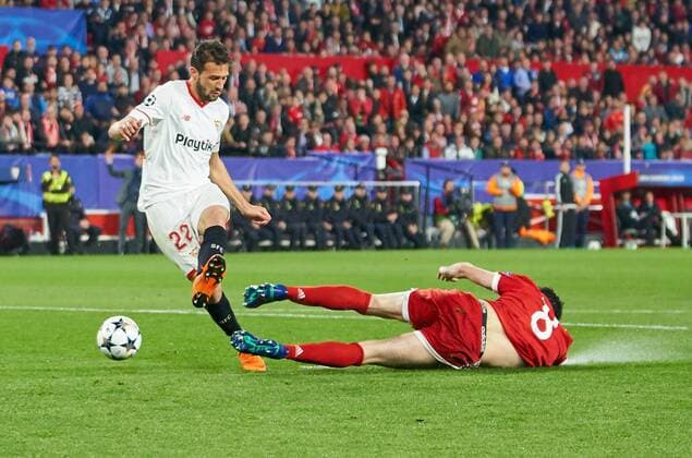 Javi MARTINEZ FCB 8 rescues Franco VAZQUEZ Sevilla 22 FC SEVILLA FC BAVARIA MUENCHEN Quarter-final first leg Football UEFA Champions League Sevilla Spain 03 04 2018 CL Season 2017 2018 FCB
