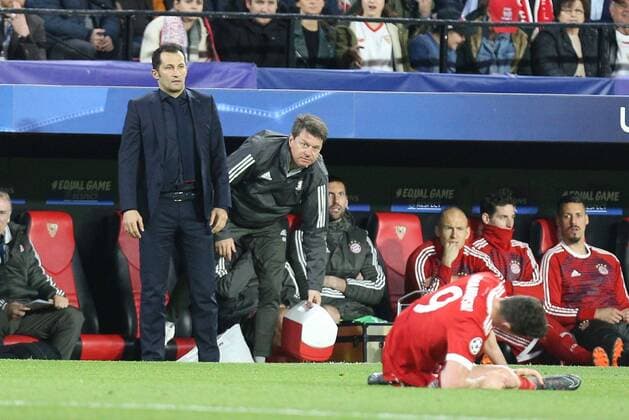 l Sports Director Hasan Salihamidzic Bayern Muenchen looks for Robert Lewandowski 9 Bayern Munich Muenchen is on the ground FC Sevilla vs Bayern Munich Muenchen Football Quarter Finals Champions League 03 04 2018 Sevilla Sevilla Spain Copyright: xkolbert-press ChristianxKolbertx