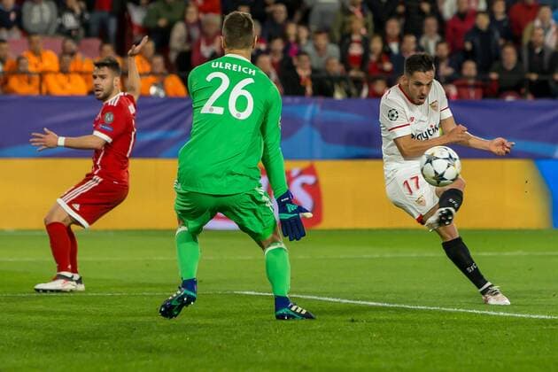 Spain Sevilla 03 04 2018 UEFA Champions League 2017 18 Season Quarter finals First leg Sevilla FC Bayern Muenchen Goal to the goalkeeper Pablo Sarabia FCS and goalkeeper Sven Ulreich FCB in a duel DeFodi048