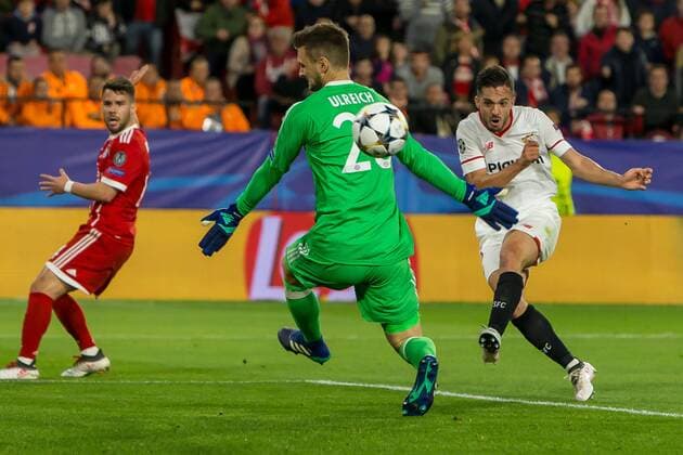 Spain Sevilla 03 04 2018 UEFA Champions League 2017 18 Season Quarter finals First leg Sevilla FC Bayern Muenchen Goal to the goalkeeper Pablo Sarabia FCS and goalkeeper Sven Ulreich FCB in a duel DeFodi048