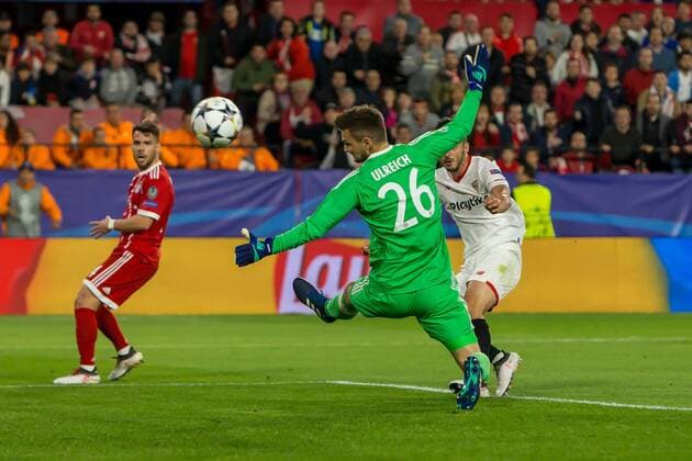 Spain Sevilla 03 04 2018 UEFA Champions League 2017 18 Season Quarter finals First leg Sevilla FC Bayern Muenchen Goal to the goalkeeper Pablo Sarabia FCS and goalkeeper Sven Ulreich FCB in a duel DeFodi048