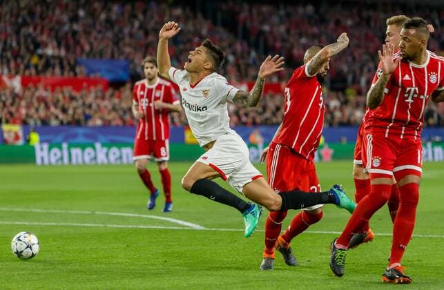Spain Sevilla 03 04 2018 UEFA Champions League 2017 18 Season Quarter finals First leg Sevilla FC Bayern Munich Joaquin Correa FCS and Arturo Erasmo Vidal FCB in a duel DeFodi048