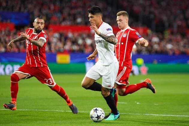 3rd April 2018, Ramon Sanchez Pizjuan, Seville, Spain; UEFA Champions League football, quarter final 1st leg, Sevilla versus Bayern Munich; Tucu Correa of Sevilla FC brings the ball forward as Kimmich and Arturo Vidal of Bayern Munich defend  ActionPlus12008146
