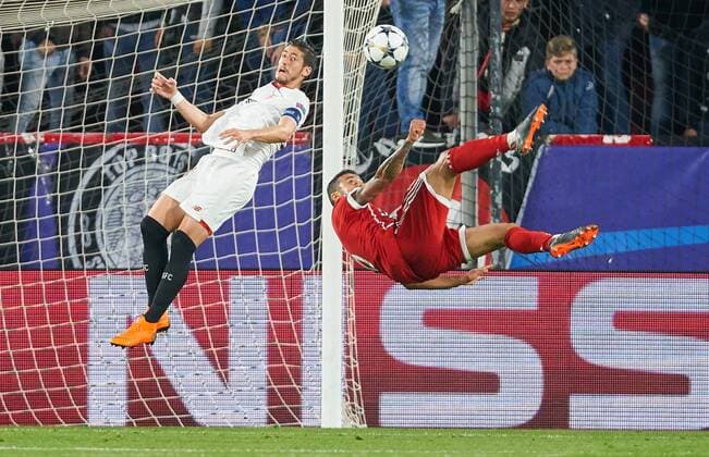 Thiago ALCANTARA FCB 6 Fighting action for the ball against Sergio ESCUDERO Sevilla 18 Fallbacker Punitive Volley Volley Shot Spectacular Action Single Action Ball Full Character Cut Out Single Shot High Angle Action Full Body Single Shot Action Ball - Taking Ball Treatment Scoring Shot On Goal FC SEVILLA FC BAVARIA MUENCHEN Quarterfinal First Leg Soccer UEFA Champions League Sevilla Spain 03 04 2018 CL Season 2017 2018 FCB