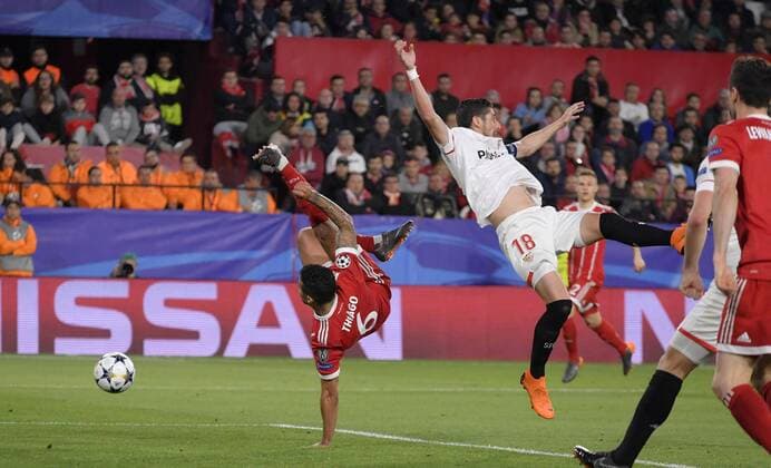 03 04 2018 Football UEFA Champions League 2017 2018 Quarter-finals FC Sevilla FC Bayern Munich at the Ramon Sanchez Pizjuan Sevilla Spain v thi Thiago FC Bayern Munich side runners-up against Sergio Escudero Sevilla FC