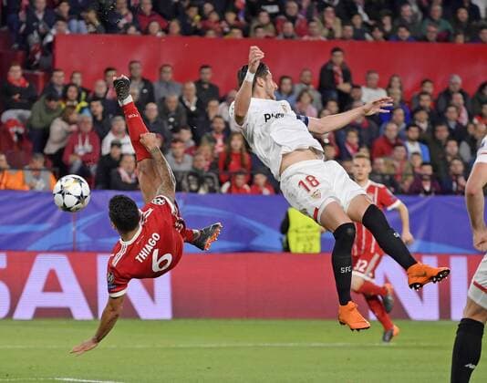 03 04 2018 Football UEFA Champions League 2017 2018 Quarter-finals FC Sevilla FC Bayern Munich at the Ramon Sanchez Pizjuan Sevilla Spain v thi Thiago FC Bayern Munich side runners-up against Sergio Escudero Sevilla FC