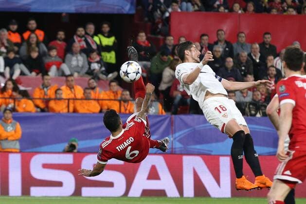 In action with Thiago Alcantara 6 FC Bayern Muenchen with fall-back Sergio Escudero 18 Sevilla FC Sevilla vs Bayern Munich Muenchen Quarter-Finals Champions League 03 04 2018 Sevilla Sevilla Spain Copyright: xkolbert-press ChristianxKolbertx
