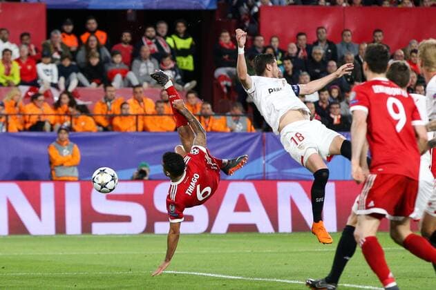 In action with Thiago Alcantara 6 FC Bayern Muenchen with fall-back Sergio Escudero 18 Sevilla FC Sevilla vs Bayern Munich Muenchen Quarter-Finals Champions League 03 04 2018 Sevilla Sevilla Spain Copyright: xkolbert-press ChristianxKolbertx
