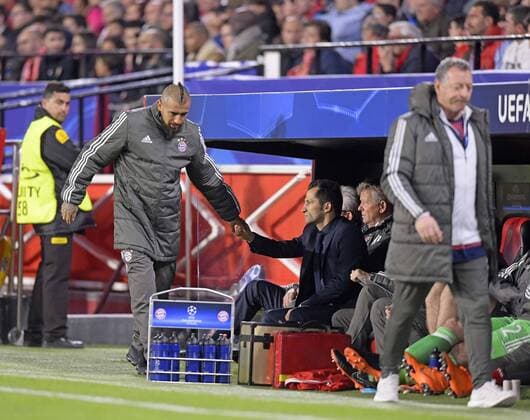 03 04 2018 Football UEFA Champions League 2017 2018 Quarter-finals FC Sevilla FC Bayern Munich at the Ramon Sanchez Pizjuan Sevilla Spain Arturo Vidal FC Bayern Munich are relieved from treatment after the injury-related substitution