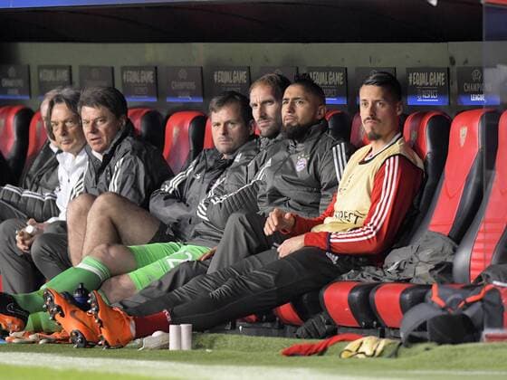 03 04 2018 Football UEFA Champions League 2017 2018 Quarter-finals FC Sevilla FC Bayern Munich in the Ramon Sanchez Pizjuan Sevilla Spain Arturo Vidal 2 v re FC Bayern München are on the bench after the injury-related substitution