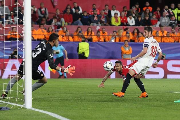 l David Soria 13 Sevilla FC Thiago Alcantara 6 FC Bayern Muenchen score the 1 2 Sergio Escudero 18 Sevilla FC Sevilla vs Bayern Munich Muenchen Quarter-Finals Champions League 03 04 2018 Sevilla Sevilla Spain Copyright: xkolbert-press ChristianxKolbertx
