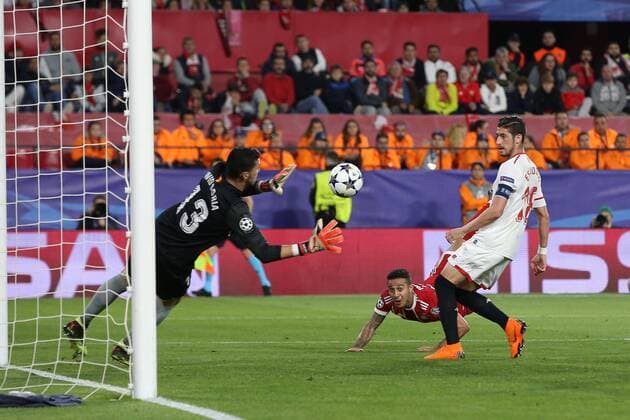 In action with Thiago Alcantara 6 FC Bayern Muenchen with fall-back Sergio Escudero 18 Sevilla FC Sevilla vs Bayern Munich Muenchen Quarter-Finals Champions League 03 04 2018 Sevilla Sevilla Spain Copyright: xkolbert-press ChristianxKolbertx