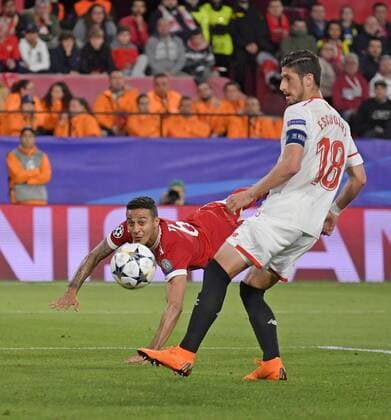 03 04 2018 Football UEFA Champions League 2017 2018 Quarter Finals FC Sevilla FC Bayern Munich at the Ramon Sanchez Stadium Pizjuan Sevilla Spain Goal to the 2 1 Thiago lis goal from Bayern Munich Sergio Escudero re FC Sevilla can not do anything