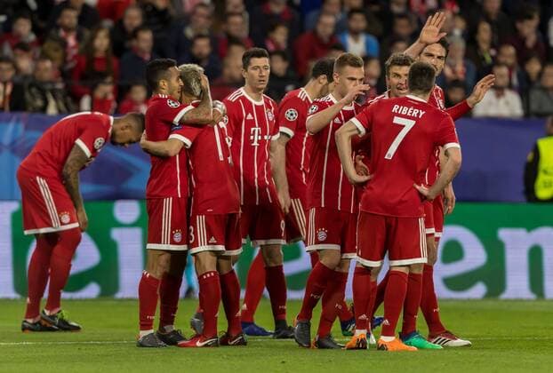 Spain Sevilla 03 04 2018 UEFA Champions League 2017 18 Season Quarter finals First leg Sevilla FC Bayern Muenchen cheering Torjubel to Thiago Alcantara FCB after scoring for 1 2 DeFodi048