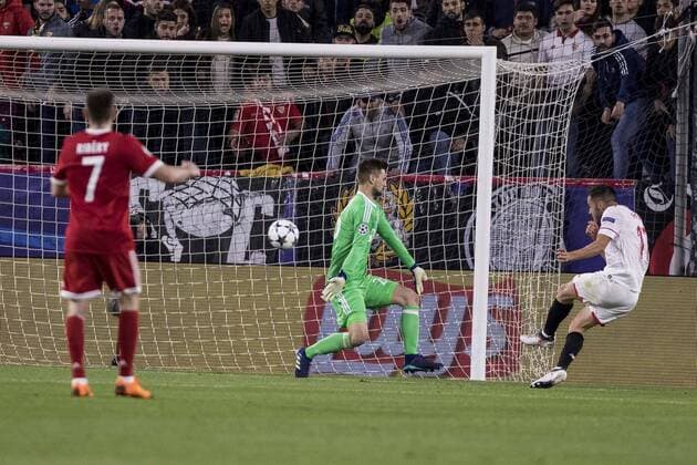 April 3, 2018 - Seville, Spain - PABLO SARABIA of Sevilla (R ) scores for 1-1 during the UEFA Champions League Quarter-finals (first leg) match between Sevilla FC and FC Bayern Munchen at Estadio Ramon Sanchez Pizjuan Soccer 2018 - Sevilla FC vs FC Bayern Munchen - ZUMAa142 20180403_zap_a142_022 Copyright: xDanielxGonzalezxAcunax