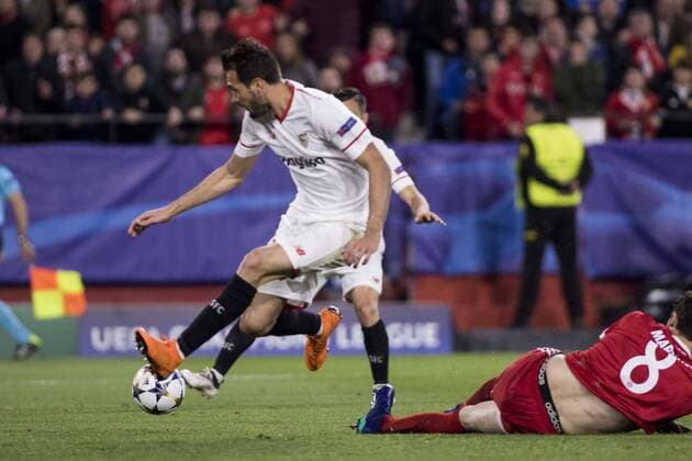 April 3, 2018 - Seville, Spain - JAVI MARTINEZ of Bayern (R ) . during the UEFA Champions League Quarter-finals (first leg) match between Sevilla FC and FC Bayern Munchen at Estadio Ramon Sanchez Pizjuan Soccer 2018 - Sevilla FC vs FC Bayern Munchen - ZUMAa142 20180403_zap_a142_024 Copyright: xDanielxGonzalezxAcunax