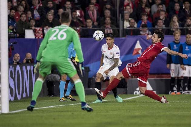 April 3, 2018 - Seville, Spain - JOAQUIN CORREA of Sevilla (C ) shoots in front of MATS HUMMELS of Bayern (R ) during the UEFA Champions League Quarter-finals (first leg) match between Sevilla FC and FC Bayern Munchen at Estadio Ramon Sanchez Pizjuan Soccer 2018 - Sevilla FC vs FC Bayern Munchen - ZUMAa142 20180403_zap_a142_036 Copyright: xDanielxGonzalezxAcunax