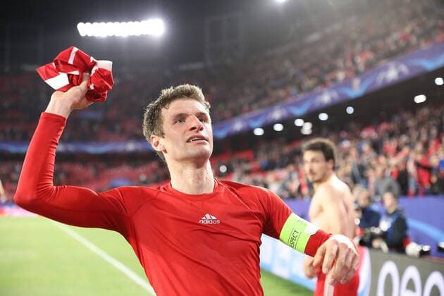Final cheers Thomas Mueller 25 FC Bayern Muenchen throws his jersey to the fan FC Sevilla vs Bayern Munich Muenchen Football Quarter Finals Champions League 03 04 2018 Sevilla Sevilla Spain Copyright: xkolbert-press ChristianxKolbertx