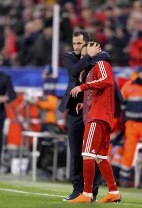 03 04 2018 Football UEFA Champions League 2017 2018 Quarter-finals Sevilla FC Bayern Munich at Ramon Sanchez Pizjuan Sevilla Spain Sporting director Hasan Salihamidzic Bayern Munich hugs Franck Ribery re FC Bayern Munich after the final whistle