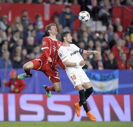 03 04 2018 Football UEFA Champions League 2017 2018 Quarter Finals FC Sevilla FC Bayern Munich at the Ramon Sanchez Pizjuan Sevilla Spain v li Thomas Müller FC Bayern Munich vs. Sergio Escudero Sevilla FC