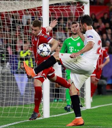 Sevilla s Franco Damian Vazquqez (R) tries to score against Bayern s Joshua Kimmich during the UEFA Champions League quarter-final first leg match between Sevilla FC and Bayern Munich at the Ramon Sanchez-Pizjuan stadium in Seville, Spain, 03 April 2018. Sevilla FC vs. Bayern Munich !ACHTUNG: NUR REDAKTIONELLE NUTZUNG!  Copyright: xJulioxMunozx SEV18 20180403-636583926595521661