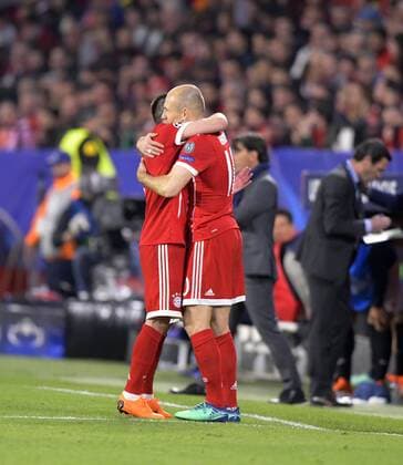 03 04 2018 Football UEFA Champions League 2017 2018 Quarter-finals FC Sevilla FC Bayern Munich at the Ramon Sanchez Pizjuan Sevilla Spain v li Franck Ribery FC Bayern Munich and Arjen Robben FC Bayern Munich are long embraced by the substitution