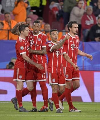 03 04 2018 Football UEFA Champions League 2017 2018 Quarter Finals FC Sevilla FC Bayern Munich in the Stadium Ramon Sanchez Pizjuan Sevilla Spain Thiago FC Bayern Munich to 2 1 v left Robert Lewandowski FC Bayern Munich Jerome Boateng FC Bayern Munich Thiago FC Bayern Munich Mats Hummels Bayern Munich