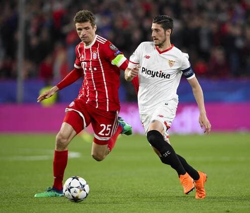 Sevilla; SPAIN-April 03: Sergio Escudero (R) of Sevilla FC and Thomas Muller (L) of Bayern Munich during the Champions League match between Sevilla FC v Bayern Munich at the Sanchez Pizjuan stadium on april 03th; 2018 in Sevilla Spain (PHOTO by Cristobal Duenas)  xCristobalxDuenasx xx