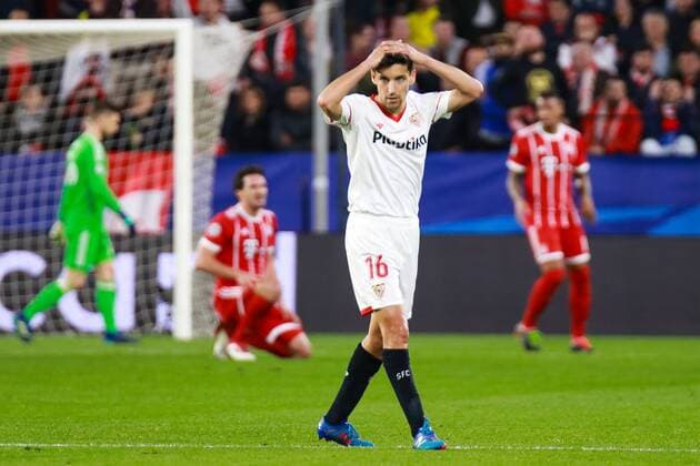 Bilder des Tages - SPORT 3rd April 2018, Ramon Sanchez Pizjuan, Seville, Spain; UEFA Champions League football, quarter final 1st leg, Sevilla versus Bayern Munich; Jesus Navas of Sevilla FC frustrated at missing a goal chance  ActionPlus12008218