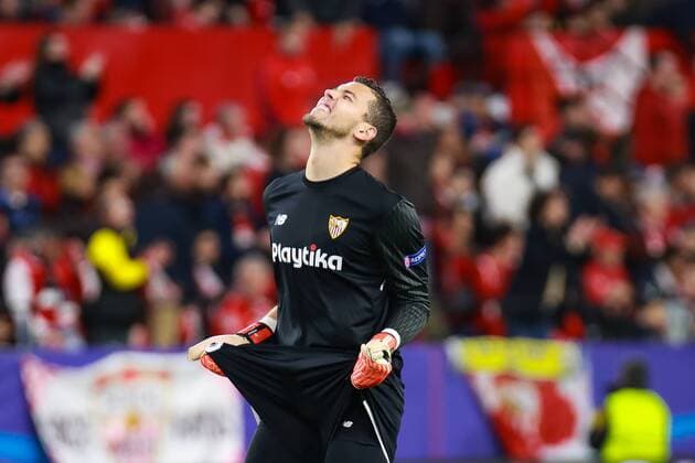 Bilder des Tages - SPORT 3rd April 2018, Ramon Sanchez Pizjuan, Seville, Spain; UEFA Champions League football, quarter final 1st leg, Sevilla versus Bayern Munich; David Soria of Sevilla FC animated as a missed chance for his team during the match  ActionPlus12008219