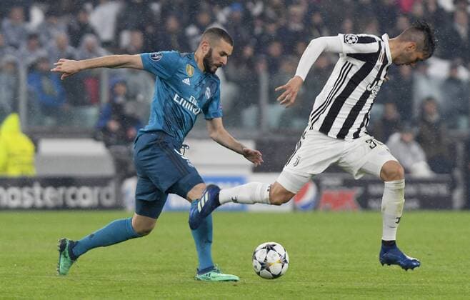 Bilder des Tages - SPORT 3rd April 2018, Allianz Stadium, Turin, Italy; UEFA Champions League football, quarter final 1st leg, Juventus versus Real Madrid; Rodrigo Bentancur and Karim Benzema fight for the ball  ActionPlus12008251