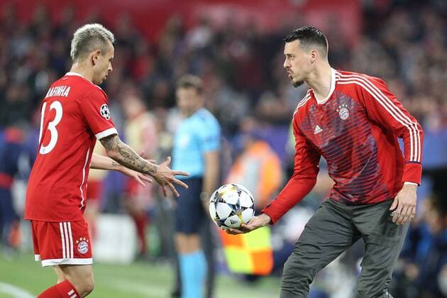 l r Rafinha 13 FC Bayern Muenchen gets the ball from Sandro Wagner 2 Bayern Munich Muenchen FC Sevilla FC Bayern Muenchen Football Quarterfinals Champions League 03 04 2018 Sevilla Sevilla Spain Copyright: xkolbert-press ChristianxKolbertx