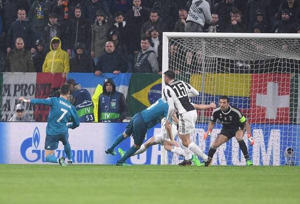 (180404) -- TURIN, April 4, 2018 -- Real Madrid s Cristiano Ronaldo (1st L) scores during the UEFA Champions League quarterfinal first leg soccer match between Juventus and Real Madrid in Turin, Italy, on April 3, 2018. Real Madrid won 3-0. ) (wll) (SP)ITALY-TURIN-SOCCER-UEFA-CHAMPIONS LEAGUE-JUVENTUS VS REAL MADRID AlbertoxLingria 