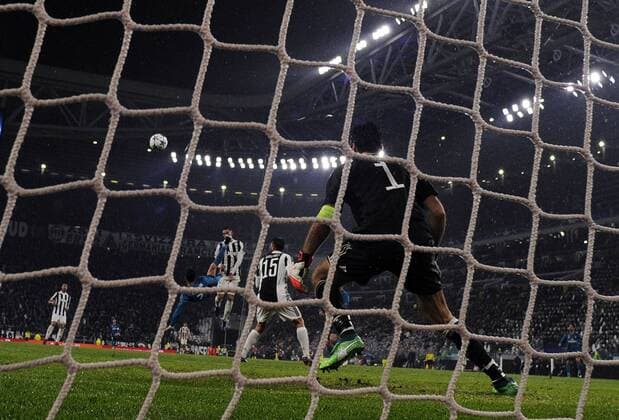 (180404) -- TURIN, April 4, 2018 -- Real Madrid s Cristiano Ronaldo (L) scores during the UEFA Champions League quarterfinal first leg soccer match between Juventus and Real Madrid in Turin, Italy, on April 3, 2018. Real Madrid won 3-0.) (wll) (SP)ITALY-TURIN-SOCCER-UEFA-CHAMPIONS LEAGUE-JUVENTUS VS REAL MADRID AlbertoxLingria 