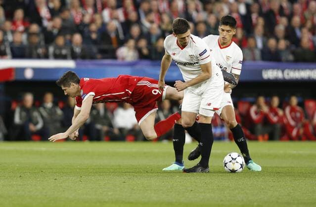 Partido de ida de cuartos de final de la Liga de Campeones entre la Sevilla y el Bayern. En la imagen, Lewandowski, Correa y Lenglet. Champions League quarterfinals first leg match between Sevilla and Bayern. In this picture, Lewandowski, Correa and Lenglet. 