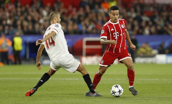 Partido de ida de cuartos de final de la Liga de Campeones entre la Sevilla y el Bayern. En la imagen, Pizarro y Thiago. Champions League quarterfinals first leg match between Sevilla and Bayern. In this picture, Pizarro and Thiago. 