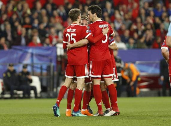 Partido de ida de cuartos de final de la Liga de Campeones entre la Sevilla y el Bayern. En la imagen, celebracion de los jugadores del Bayern tras el gol de Navas en propia puerta.Champions League quarterfinals first leg match between Sevilla and Bayern. In this picture, Bayern players celebrate after Navas s own-goal. 