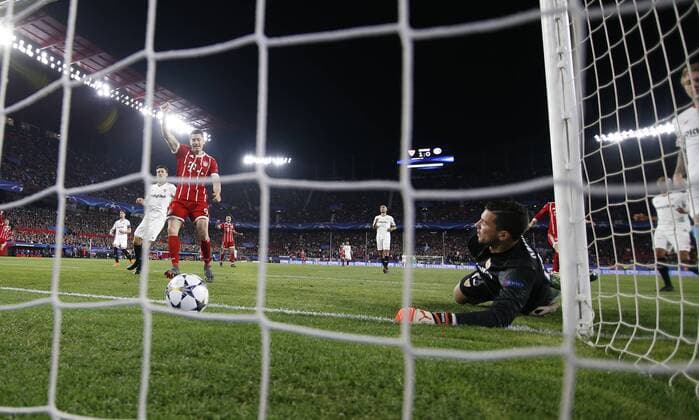 Partido de ida de cuartos de final de la Liga de Campeones entre la Sevilla y el Bayern. En la imagen, Navas marca en propia puerta. Champions League quarterfinals first leg match between Sevilla and Bayern. In this picture, Navas scores an own-goal. 
