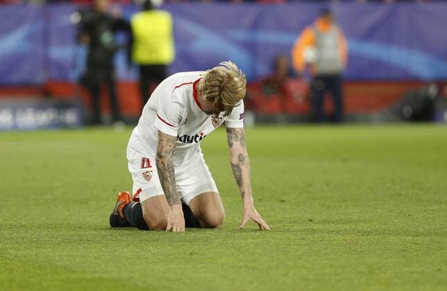 Bilder des Tages - SPORT Partido de ida de cuartos de final de la Liga de Campeones entre la Sevilla y el Bayern. En la imagen, Kjaer.Champions League quarterfinals first leg match between Sevilla and Bayern. In this picture, Kjaer. 