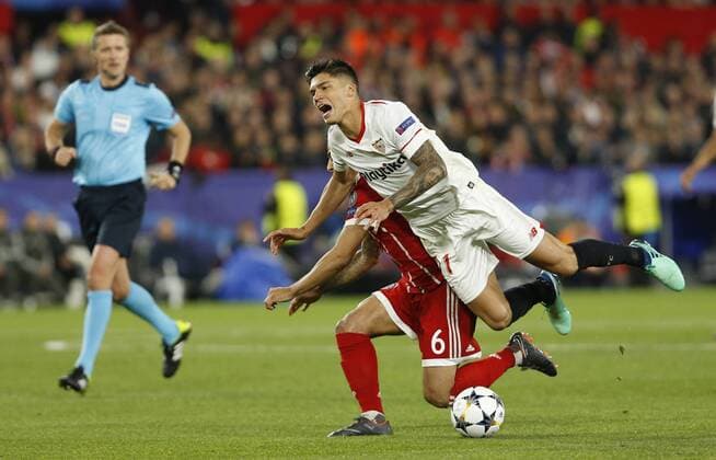 Partido de ida de cuartos de final de la Liga de Campeones entre la Sevilla y el Bayern. En la imagen, Correa y Thiago.Champions League quarterfinals first leg match between Sevilla and Bayern. In this picture, Correa and Thiago. 