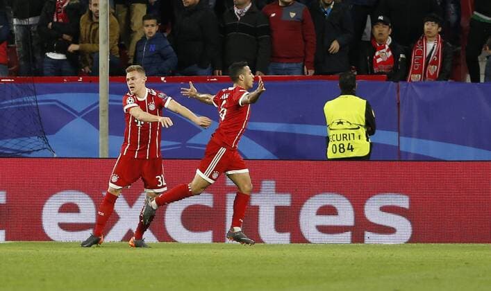 Partido de ida de cuartos de final de la Liga de Campeones entre la Sevilla y el Bayern. En la imagen, celebracion de los jugadores del Bayern tras el gol de Escudero en propia puerta.Champions League quarterfinals first leg match between Sevilla and Bayern. In this picture, Bayern players celebrate after Escudero s own-goal. 