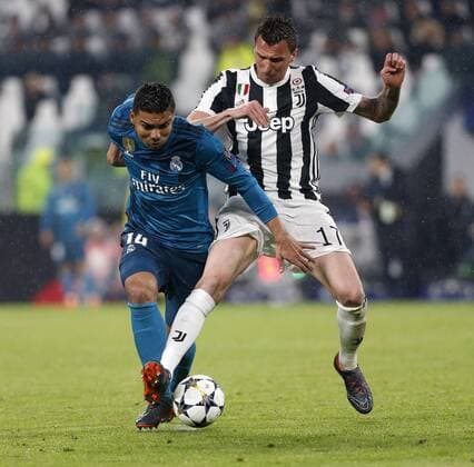 Partido de ida de cuartos de final de la Liga de Campeones entre la Juventus y el Real Madrid. En la imagen, Casemiro y Mandzukic. Champions League quarterfinals first leg match between Juventus and Real Madrid. In this picture, Casemiro and Mandzukic. 