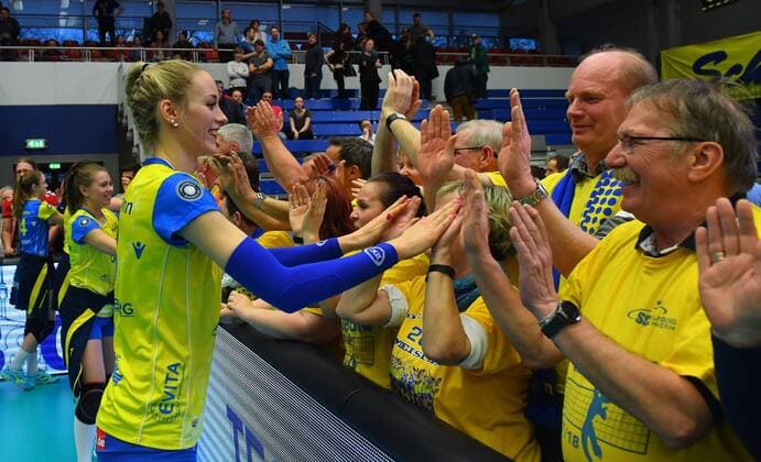 Louisa Lippmann Schwerin claps with the fans from Dresden SC against SSC Palmberg Schwerin Volleyball 1 Bundesliga Women 1 League Play off Semifinals Semifinals Playoffs Playoffs Margon Arena Dresden Bodenbacher Straße DSC Season 2017 2018 03 04 2018