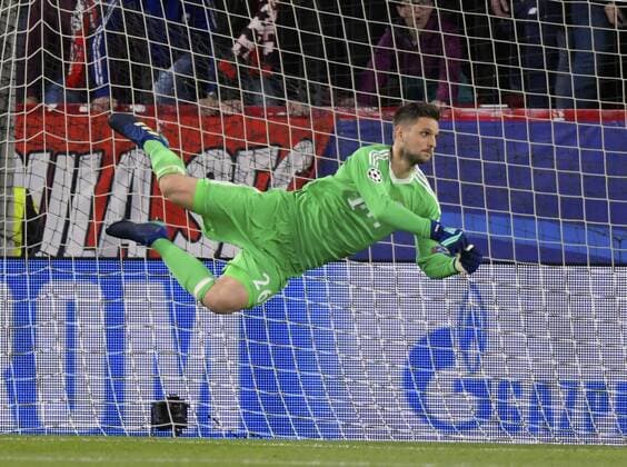 03 04 2018 Football UEFA Champions League 2017 2018 Quarter-finals FC Sevilla FC Bayern Munich in the stadium Ramon Sanchez Pizjuan Sevilla Spain Goalkeeper Sven Ulreich Bayern Munich in flight